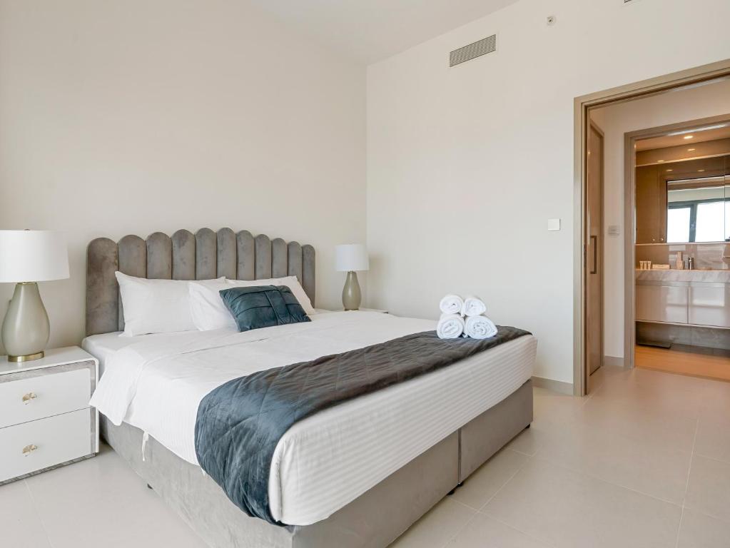 Postel nebo postele na pokoji v ubytování Pleasing 1BR in Burj Royale - Downtown Dubai