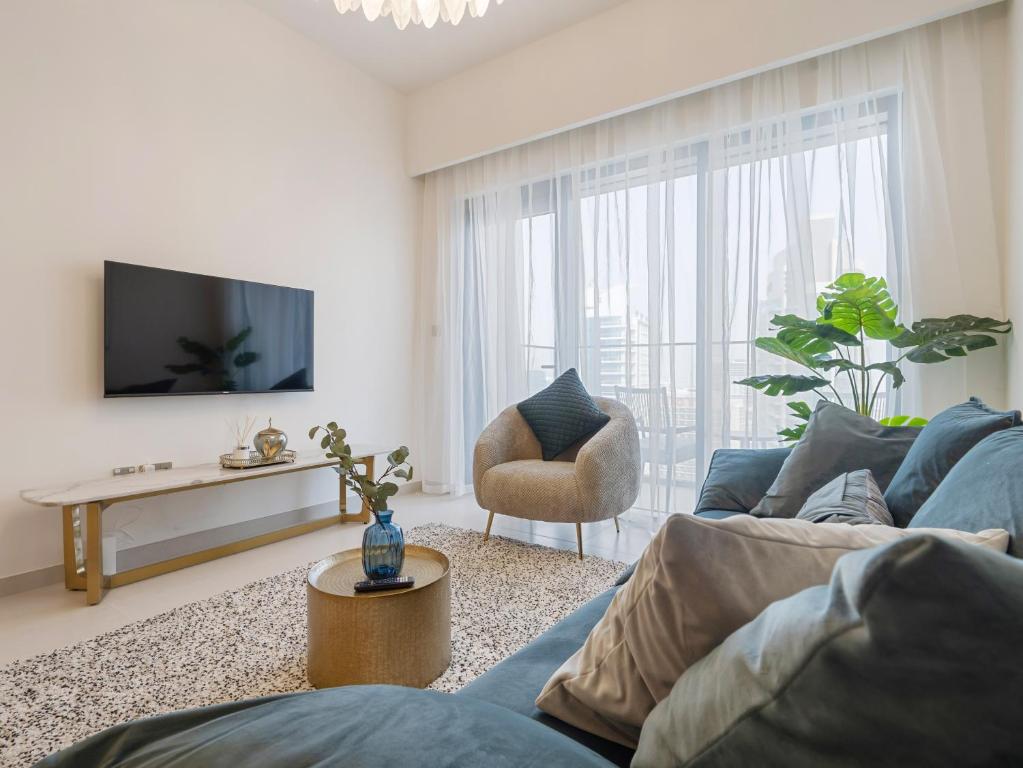 TV a/nebo společenská místnost v ubytování Pleasing 1BR in Burj Royale - Downtown Dubai