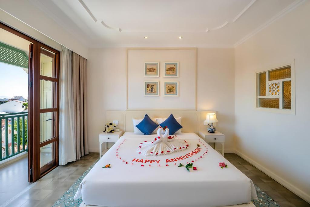 Giường trong phòng chung tại Lantana Riverside Hoi An Boutique Hotel & Spa