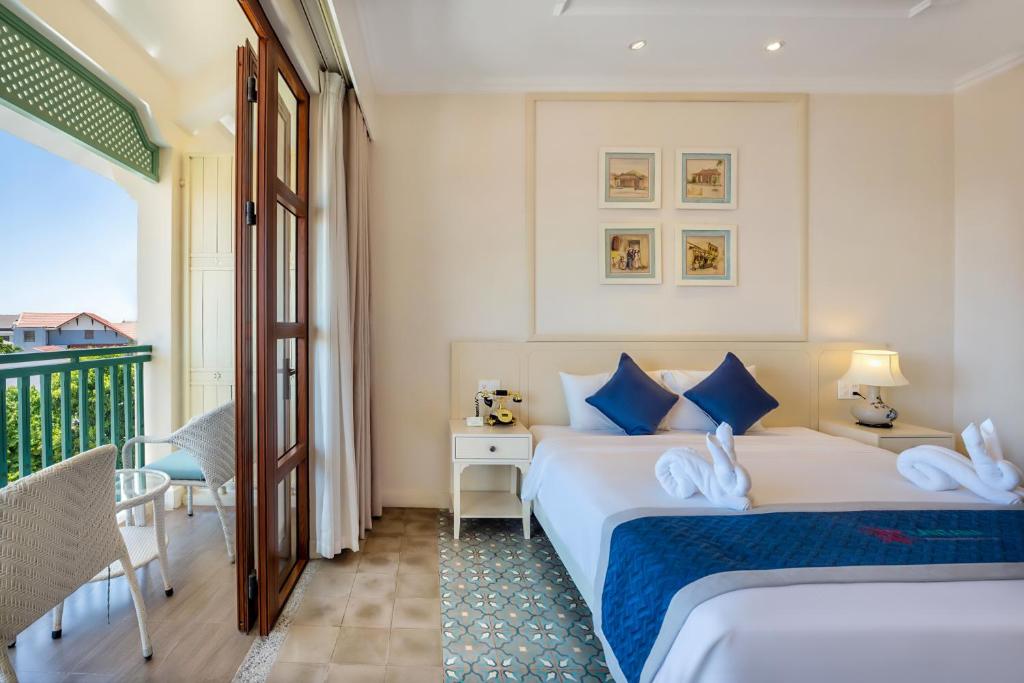 Deluxe Room with City/Pool View
