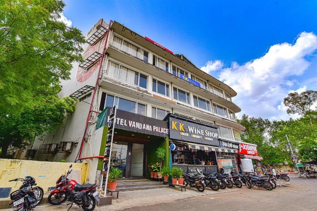 un edificio con moto parcheggiate di fronte di Hotel Vandana Palace a Kota