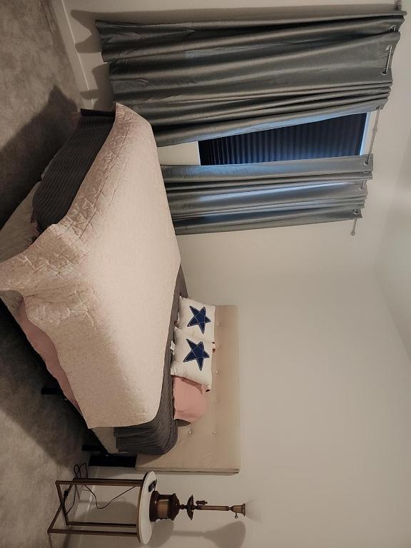 - une chambre avec un lit superposé avec un drapeau dans l'établissement Lennar Homes, à Watkins