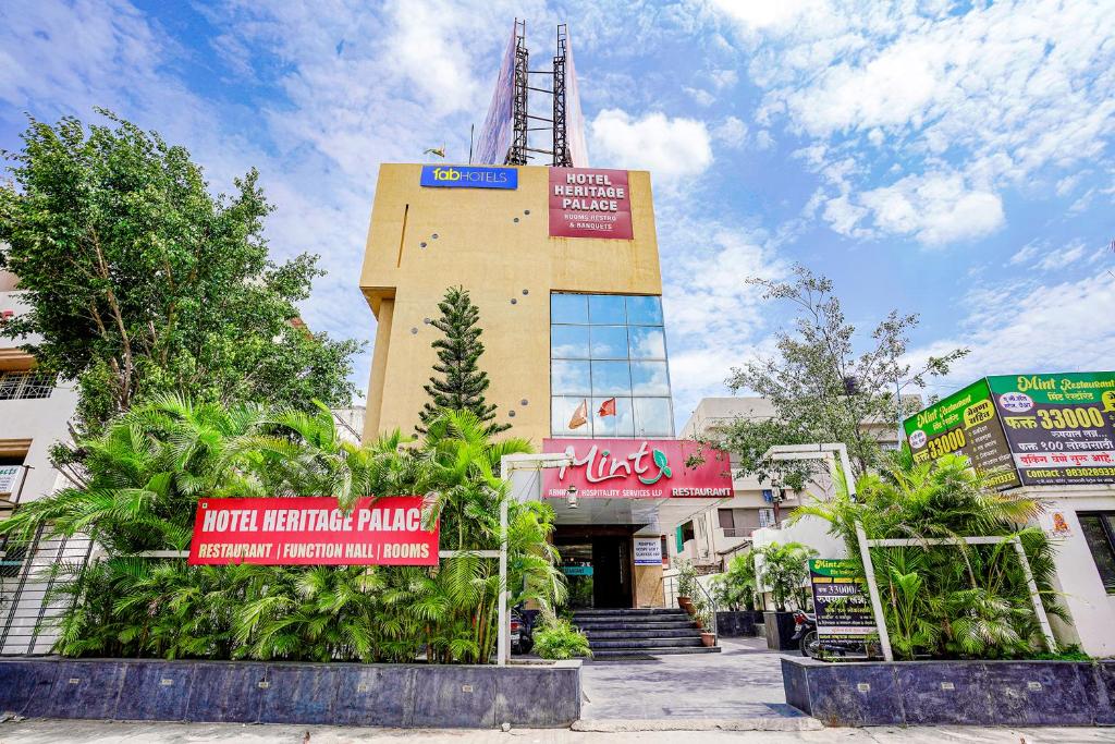 um edifício alto com placas à frente em FabHotel Heritage Palace em Aurangabad