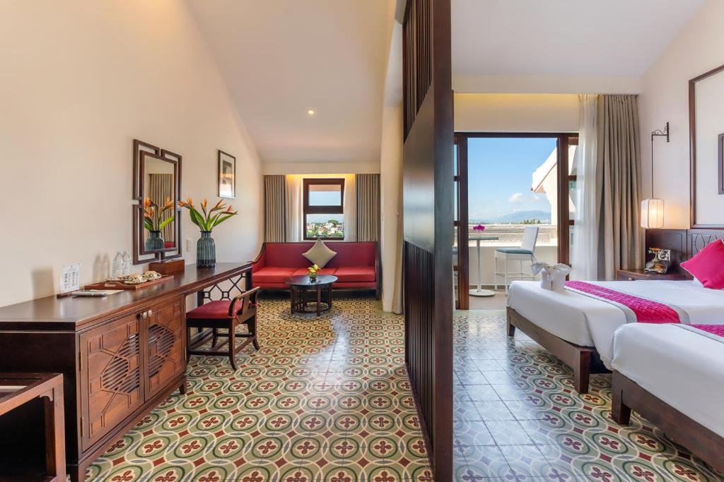 Giường trong phòng chung tại Lantana Riverside Hoi An Boutique Hotel & Spa