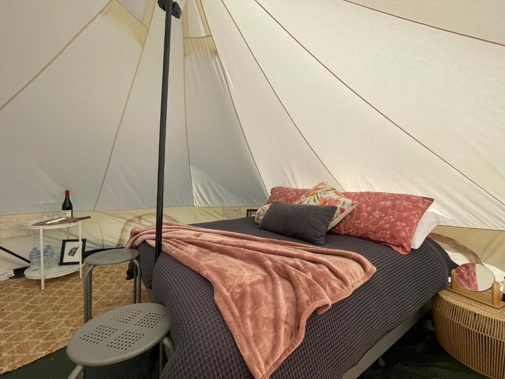 1 dormitorio con 1 cama en una tienda de campaña en Cosy Glamping Tent 1, en Ararat