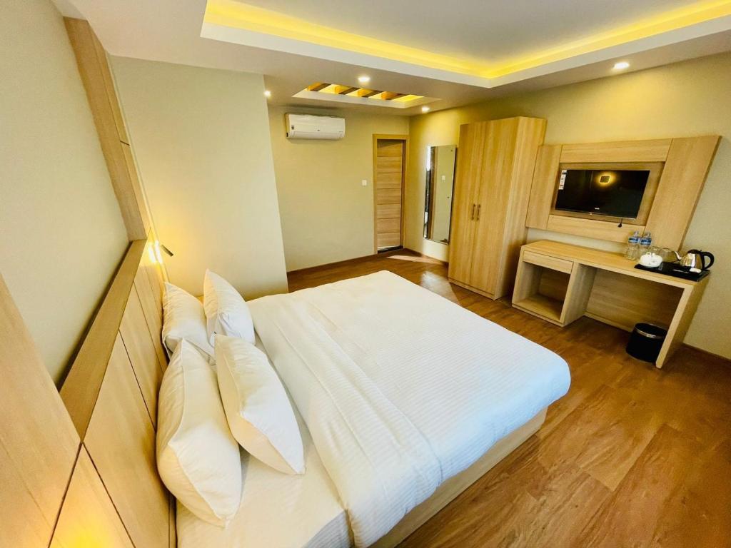 Postel nebo postele na pokoji v ubytování Hotel Aerocity