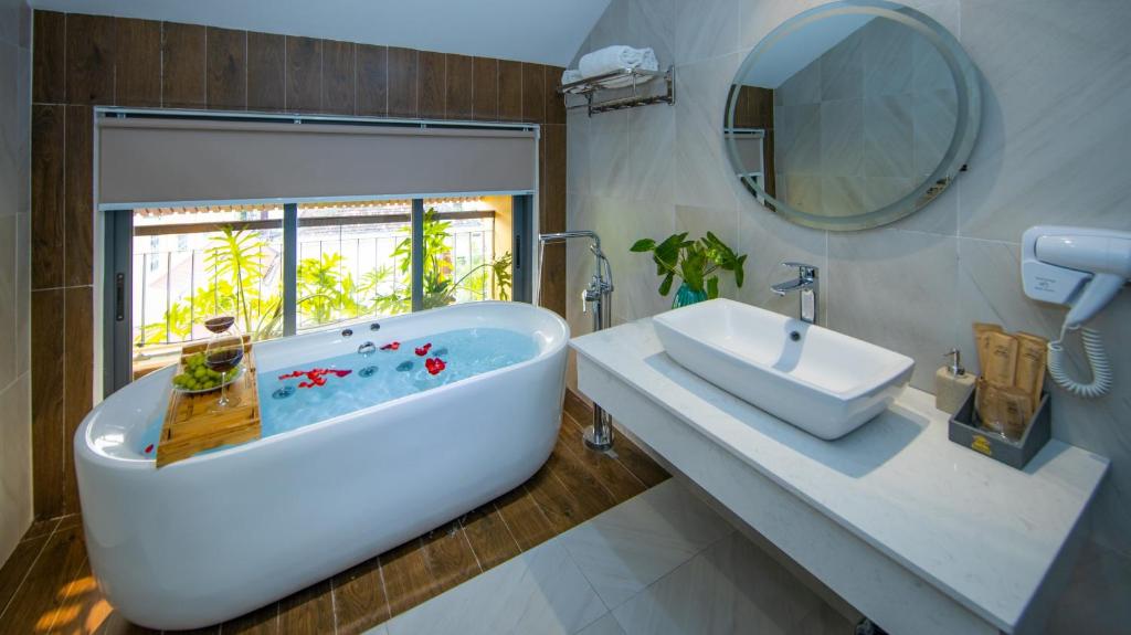 Koupelna v ubytování Hoianan Boutique Hotel