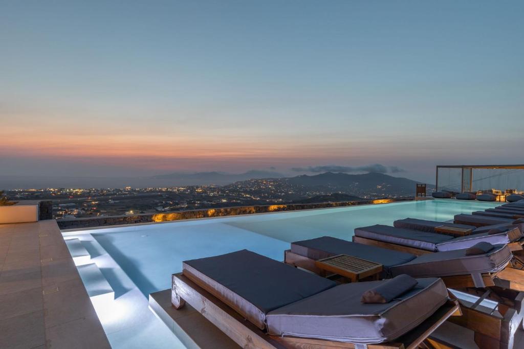 Bazén v ubytování Sunset Hill Suites nebo v jeho okolí