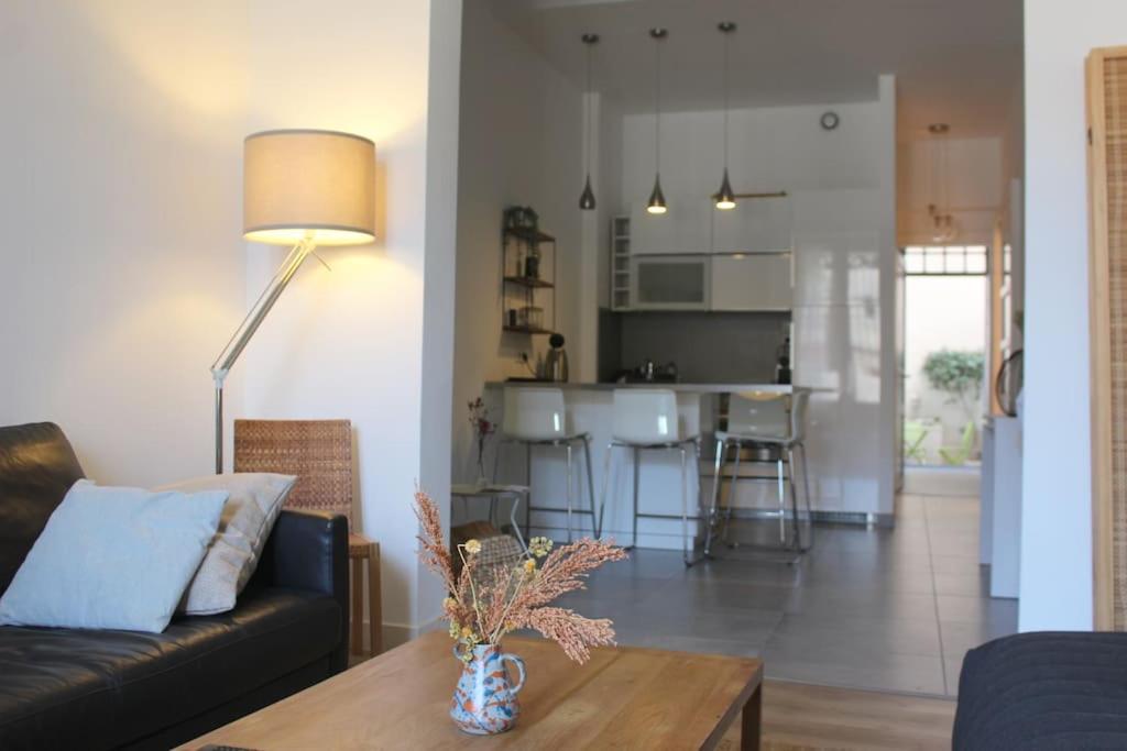 un salon avec un canapé et une table dans l'établissement Superbe T2 Spacieux Centre-ville avec extérieur, à Montpellier
