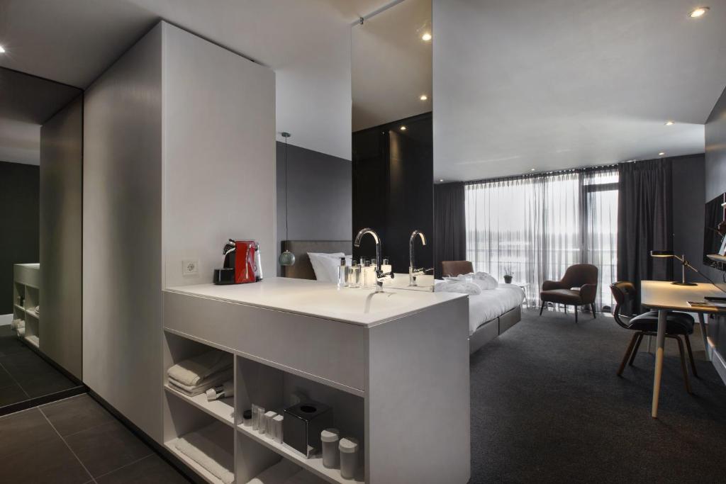 Příslušenství pro přípravu čaje a kávy v ubytování Van der Valk Hotel Sassenheim - Leiden