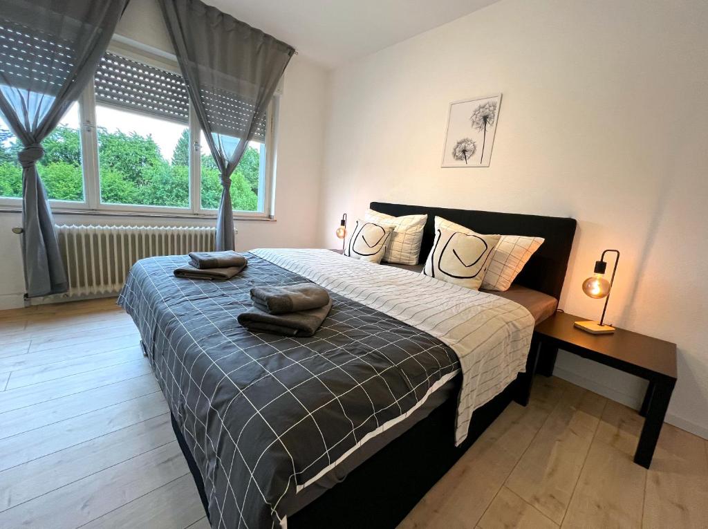 um quarto com uma cama com duas almofadas em Gemütliche Wohnung mit Stil 5 Sterne em Mönchengladbach
