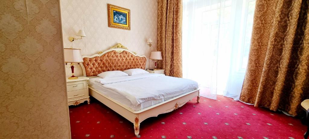 Postel nebo postele na pokoji v ubytování Oreanda Hotel