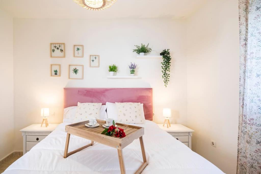 Un dormitorio con una cama con una mesa de madera. en Azahar house en Formentera del Segura