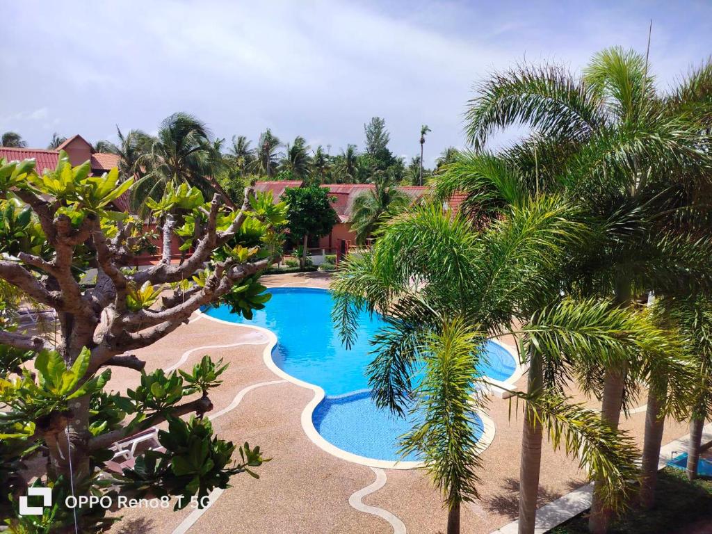 an overhead view of a swimming pool with palm trees at D.R. Lanta Bay Resort in Ko Lanta