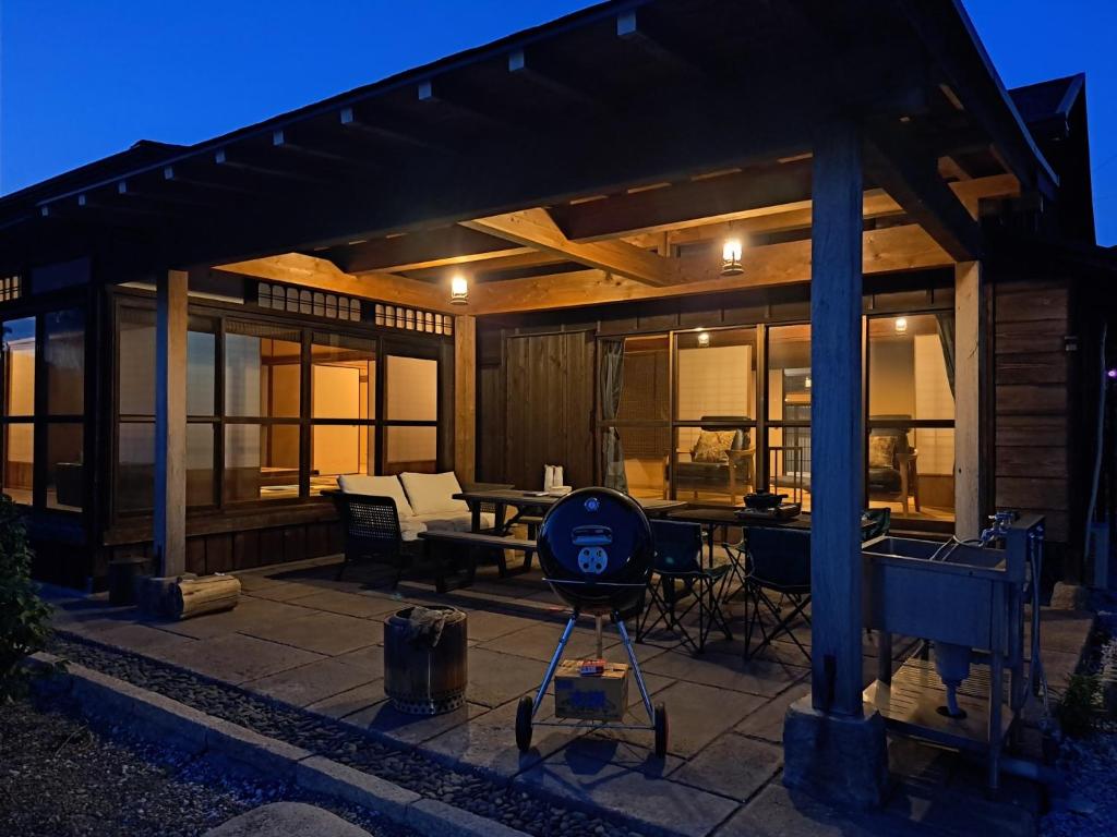 館山市にあるFormer Residence Vacation Rental Minamijuan - Vacation STAY 57751vの夜間の家の間
