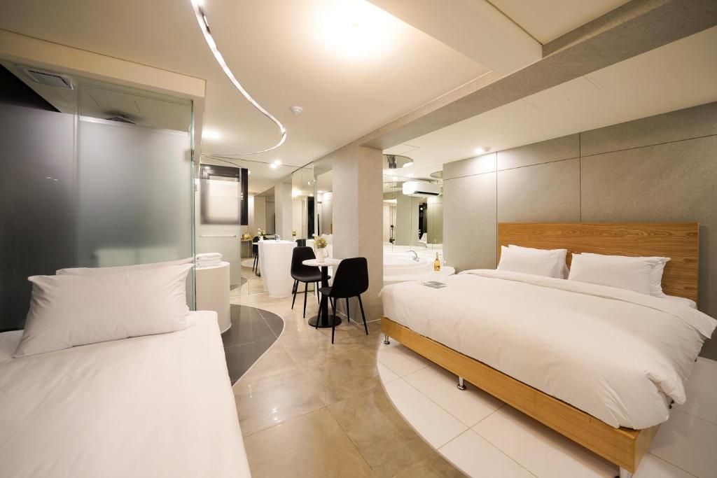 SimpleStay Hotel in Jongno في سول: غرفة فندقية بسريرين ومكتب