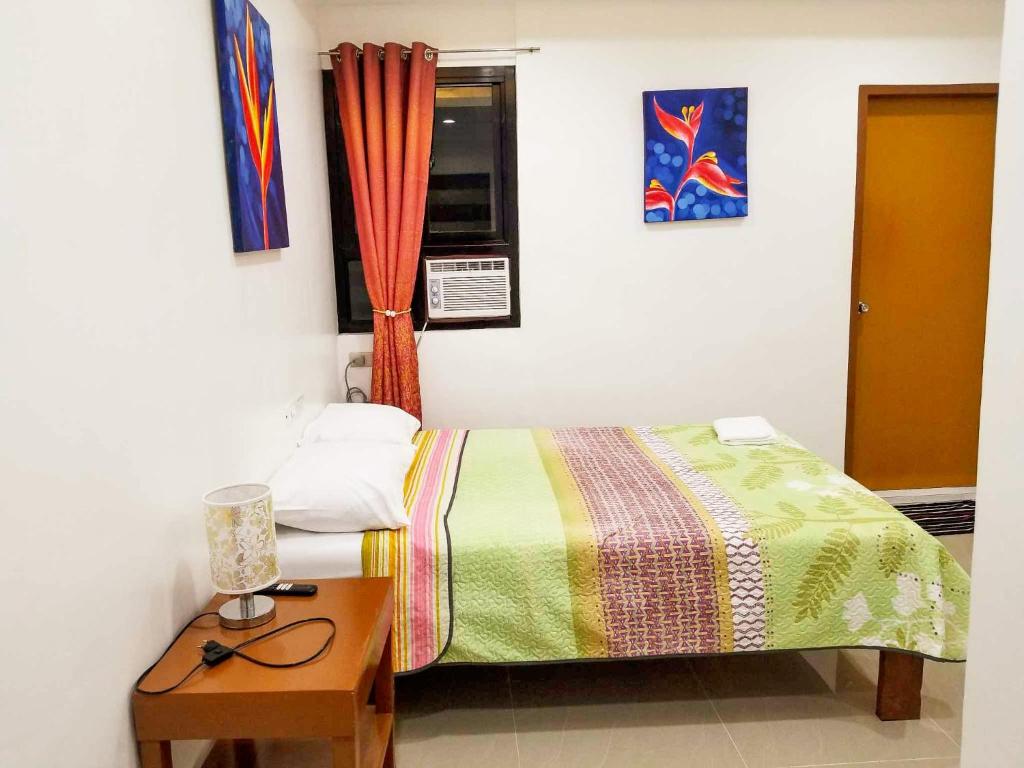 Postel nebo postele na pokoji v ubytování Majestique Hotel Albay Bicol