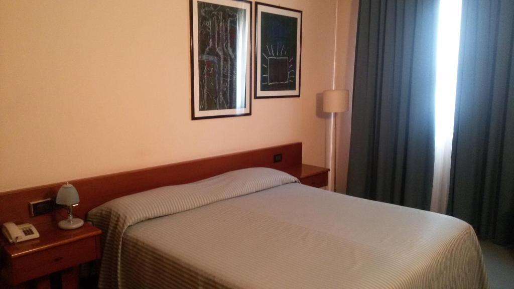 Posteľ alebo postele v izbe v ubytovaní Albergo Centrale