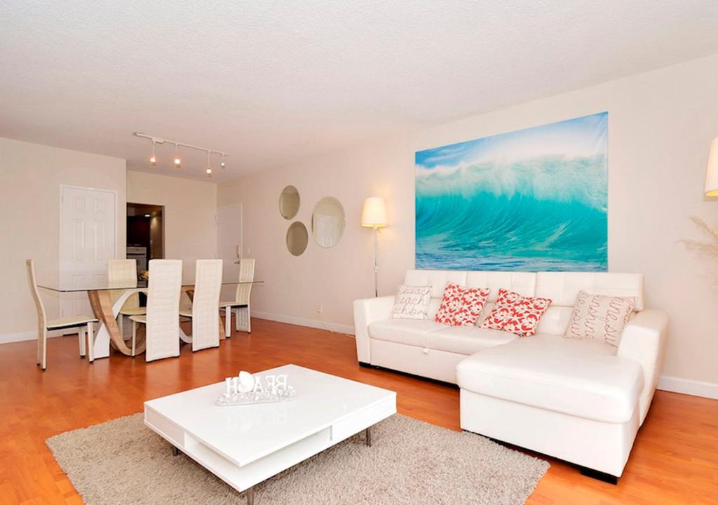 een woonkamer met een witte bank en een tafel bij Stunning Beach Apartment by Miami Te Espera - HOLLYWOOD 9W in Hollywood