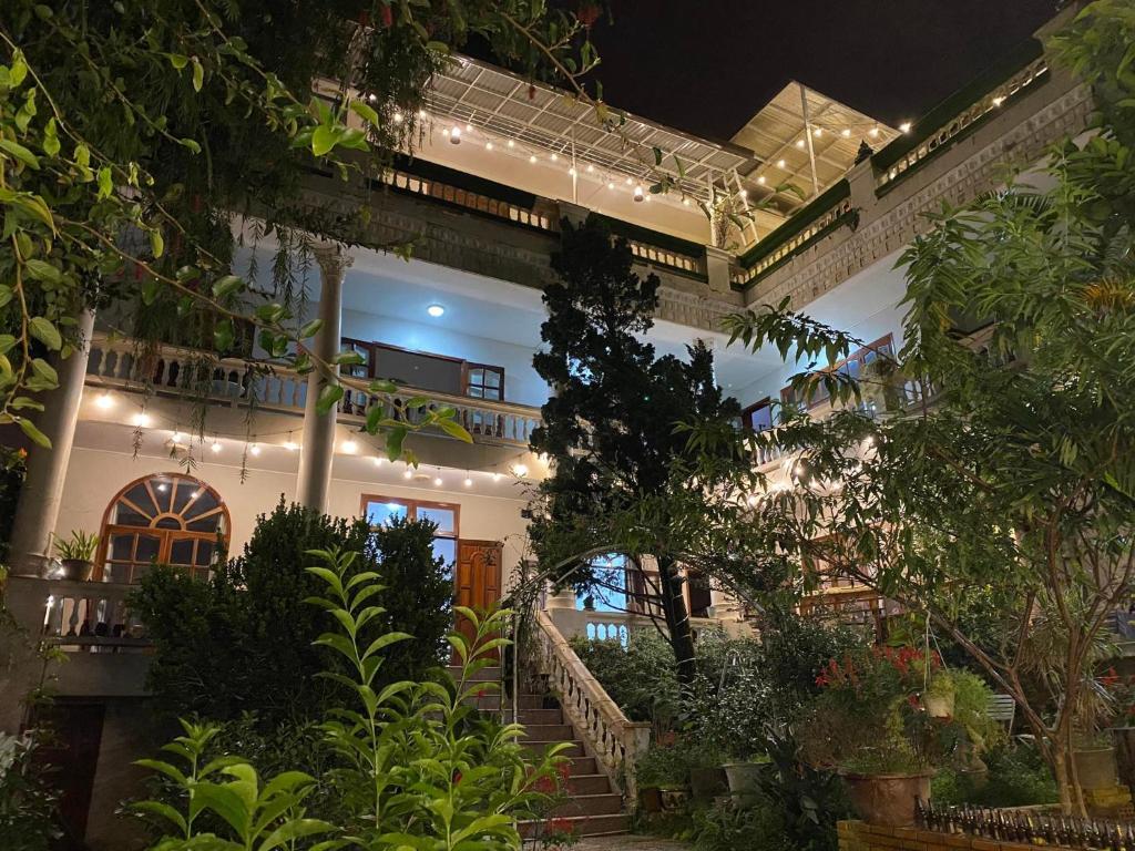 un edificio con un patio con plantas y luces en Nắng Hiên Nhà Villa - Homestay Đà Lạt, en Khu Chi Lăng