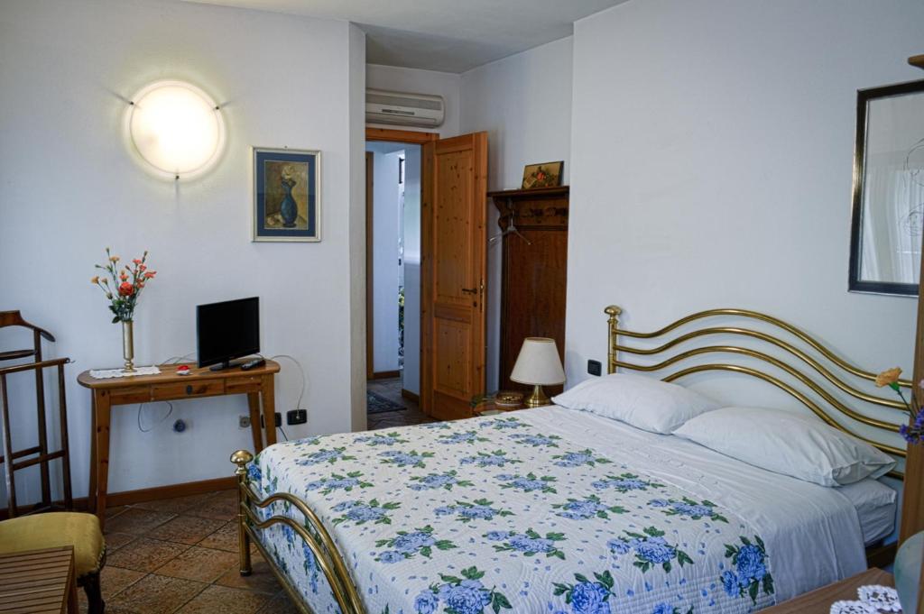 sypialnia z łóżkiem i biurkiem z komputerem w obiekcie Bed & Breakfast Il Giardino w mieście Baricella