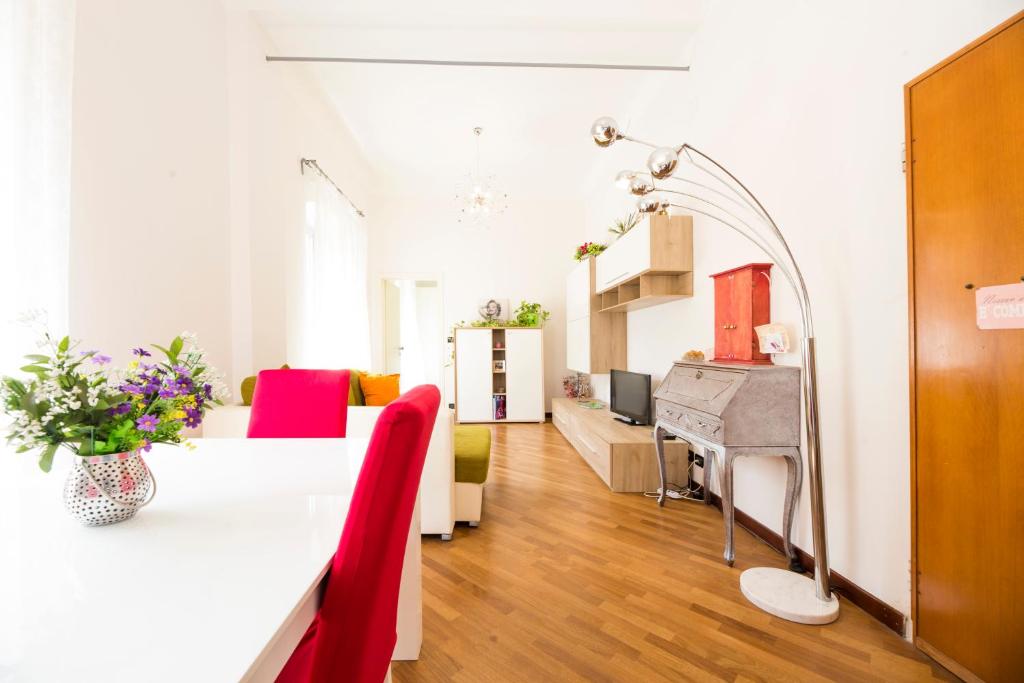 uma sala de estar com um sofá branco e uma mesa em Bernardo House by Holiday Home 24 em Gênova