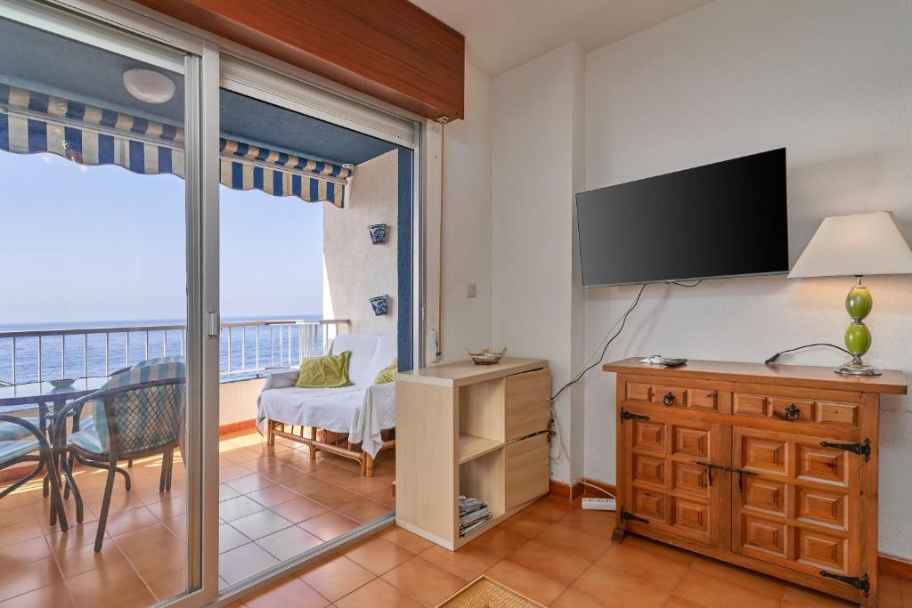 Televízia a/alebo spoločenská miestnosť v ubytovaní Epsilon 2 4f primera línea de playa