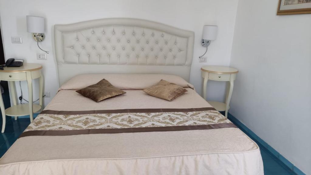 A bed or beds in a room at Hotel La Perla