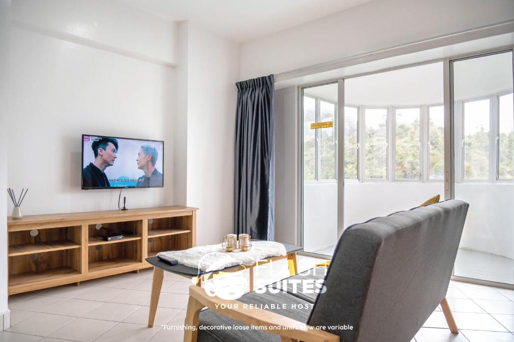 uma sala de estar com uma mesa de vidro e uma televisão em Golden Hill Resort Premium Suites @ Genting Highlands em Genting Highlands