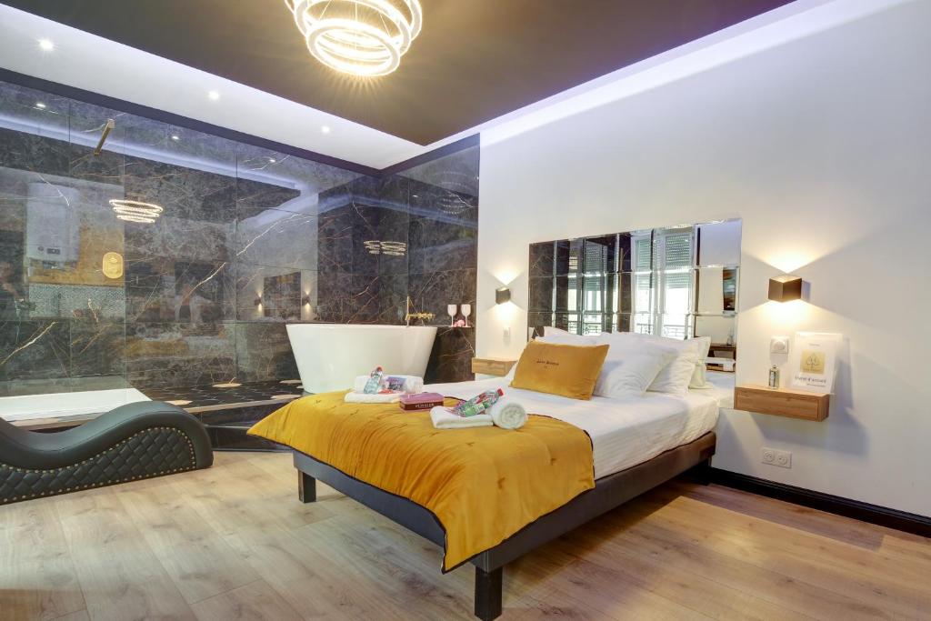 une chambre avec un grand lit et une grande fenêtre dans l'établissement Love Avenue 51 - Studio proche du centre, à Reims