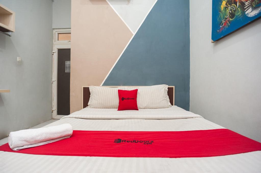 Postel nebo postele na pokoji v ubytování RedDoorz near Binus Anggrek 2