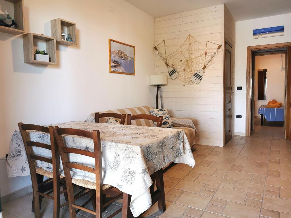 - une salle à manger avec une table et des chaises dans l'établissement La Casa Di Angelo, à Tresnuraghes