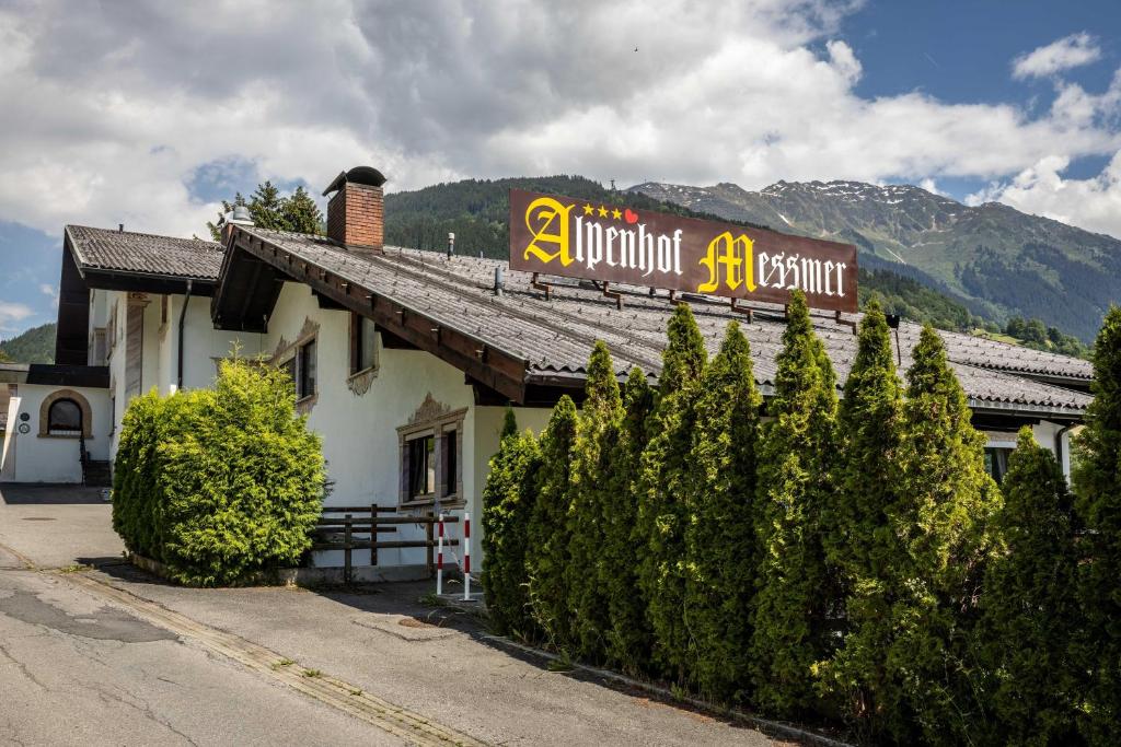 Nespecifikovaný výhled na hory nebo výhled na hory při pohledu z hotelu