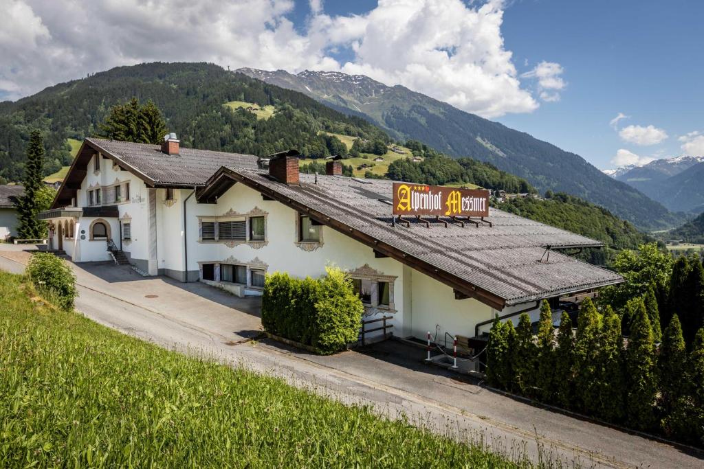 Nespecifikovaný výhled na hory nebo výhled na hory při pohledu z hotelu