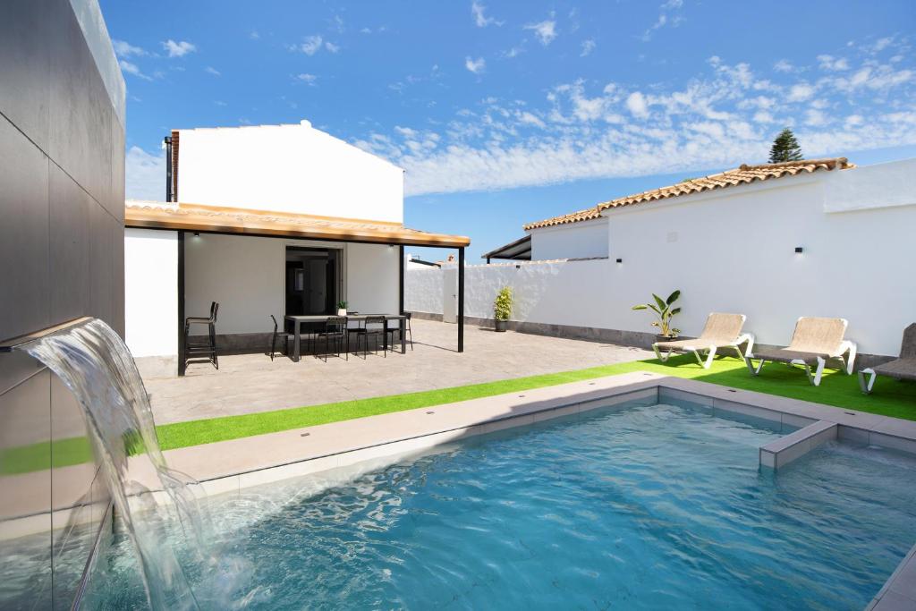 einen Pool im Hinterhof eines Hauses in der Unterkunft Alce piscina climatizada 1diciembre in Chiclana de la Frontera