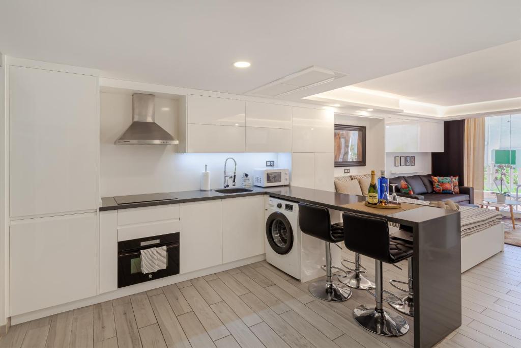 Virtuvė arba virtuvėlė apgyvendinimo įstaigoje Modern & Elegant Loft