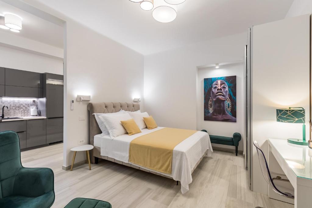 1 dormitorio con 1 cama grande y cocina en Studio apartment Home, en Split