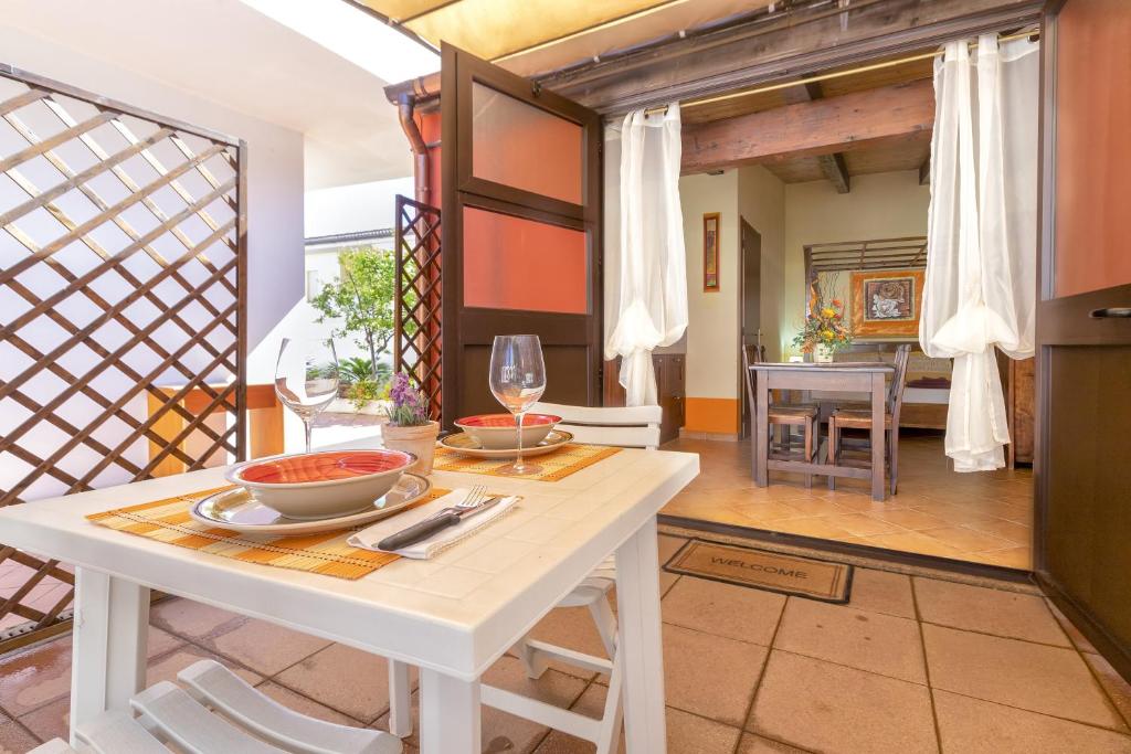 a kitchen and dining room with a table and chairs at Studio Lo Scrigno in Porto Torres