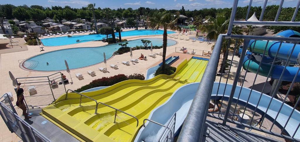 une vue aérienne d'un parc aquatique avec un toboggan dans l'établissement Mobil-Home VA 04 à Vias - La Carabasse - Camping Siblu avec piscine, à Vias
