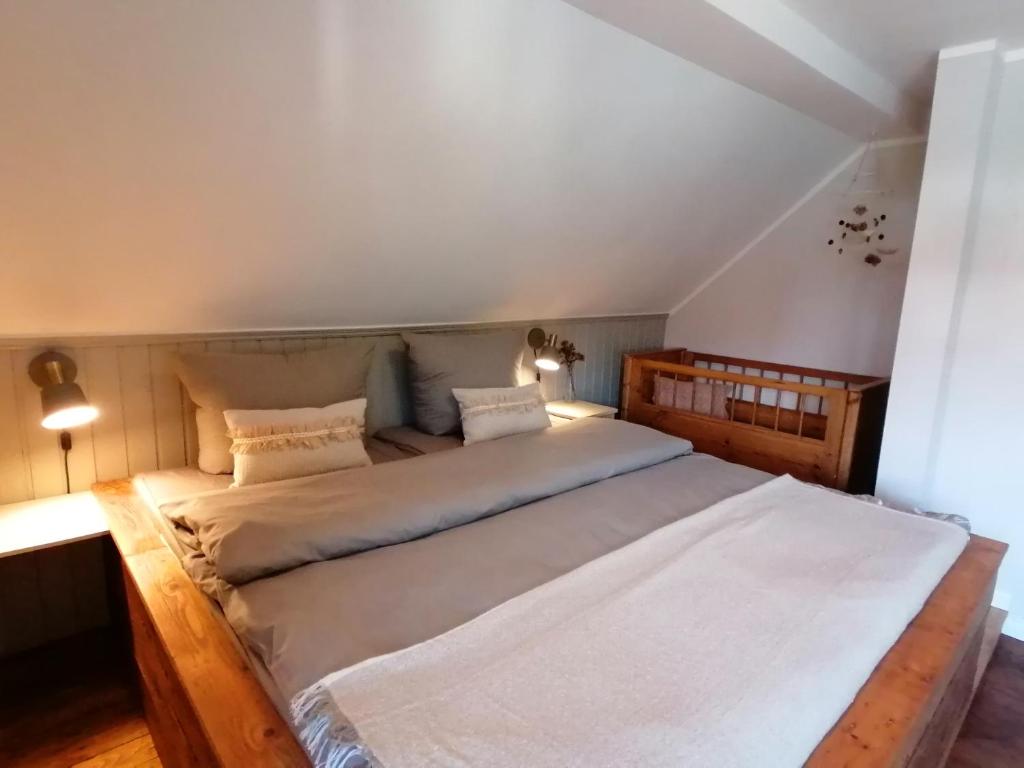 Un dormitorio con una cama grande con dos almohadas. en Haus Sandstein Glück Biedermann, en Bad Schandau