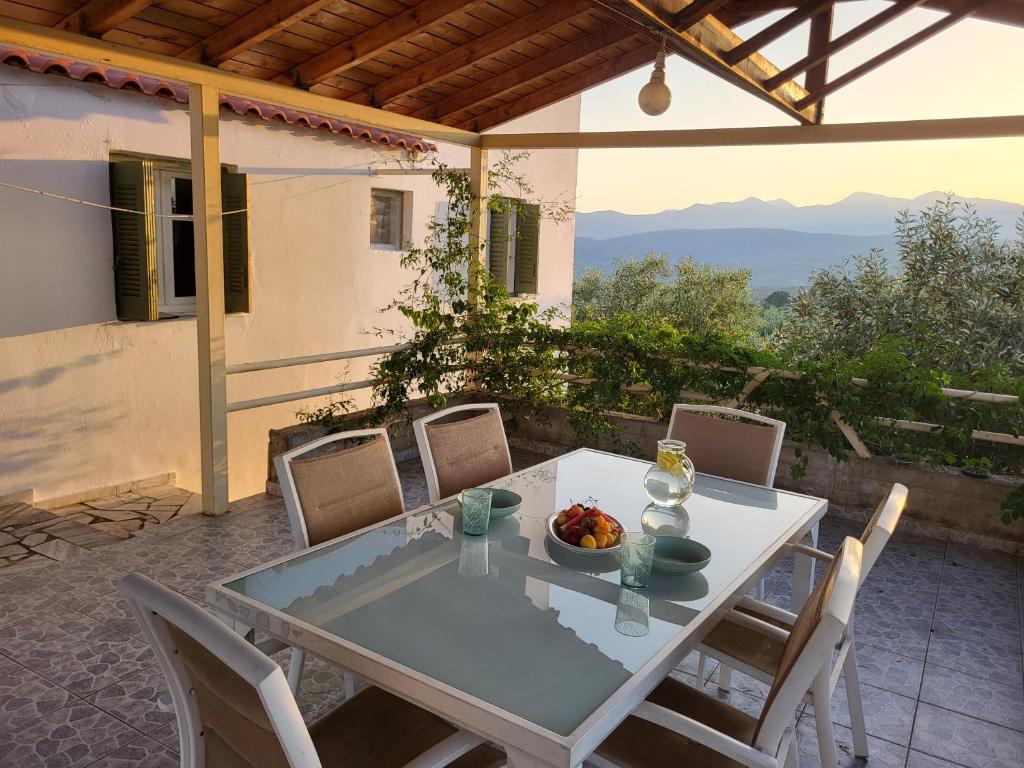 una mesa blanca y sillas en un patio en Mani Hill House en Gytheio