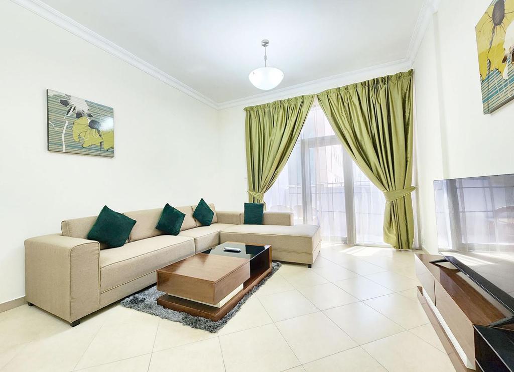 sala de estar con sofá y mesa de centro en RH- Convenient 1BR, Central, near Mall of Emirates, Al Barsha1 en Dubái