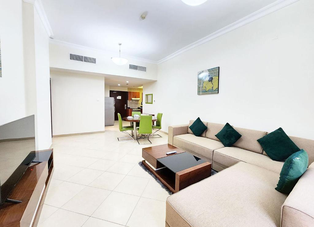 Posezení v ubytování RH- Convenient 1BR, Central, Walk to Mall of Emirates, Al Barsha1