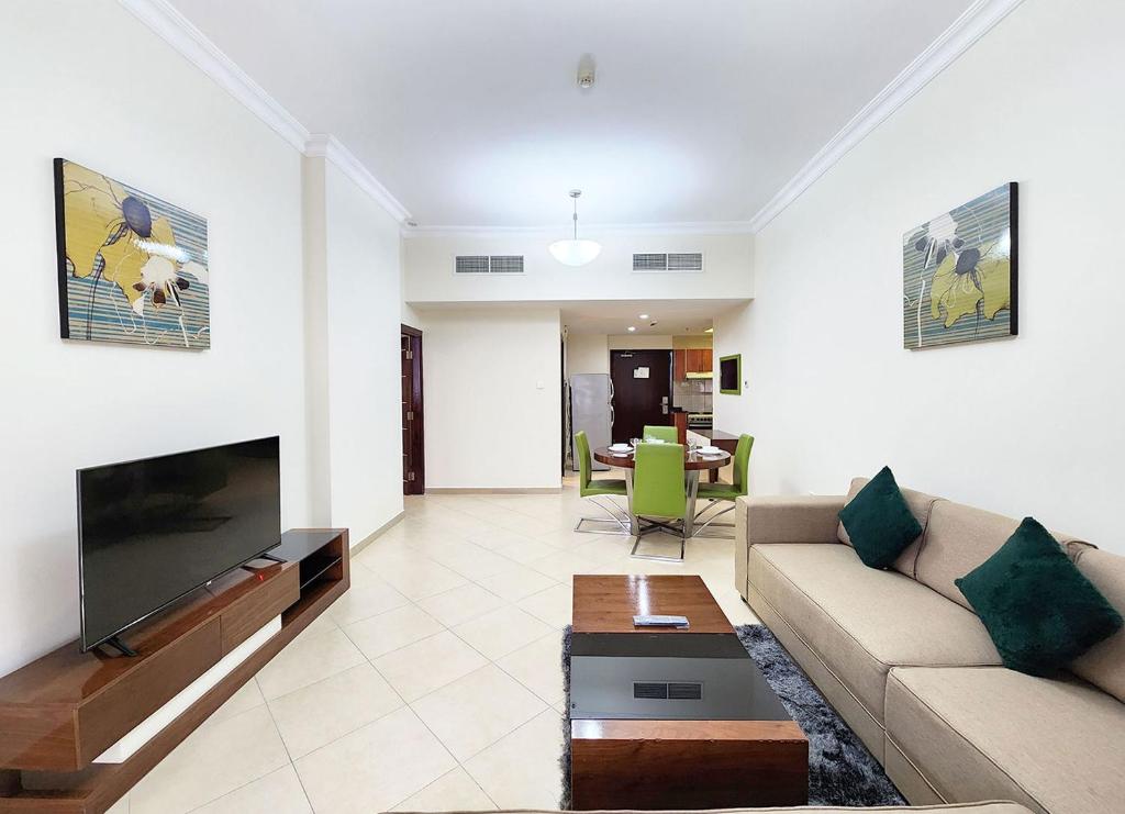 TV a/nebo společenská místnost v ubytování RH- Convenient 1BR, Central, Walk to Mall of Emirates, Al Barsha1