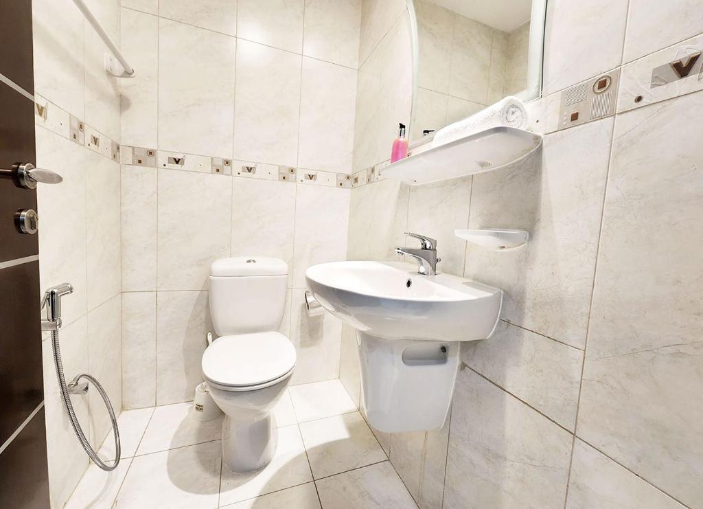 Koupelna v ubytování RH- Convenient 1BR, Central, Walk to Mall of Emirates, Al Barsha1