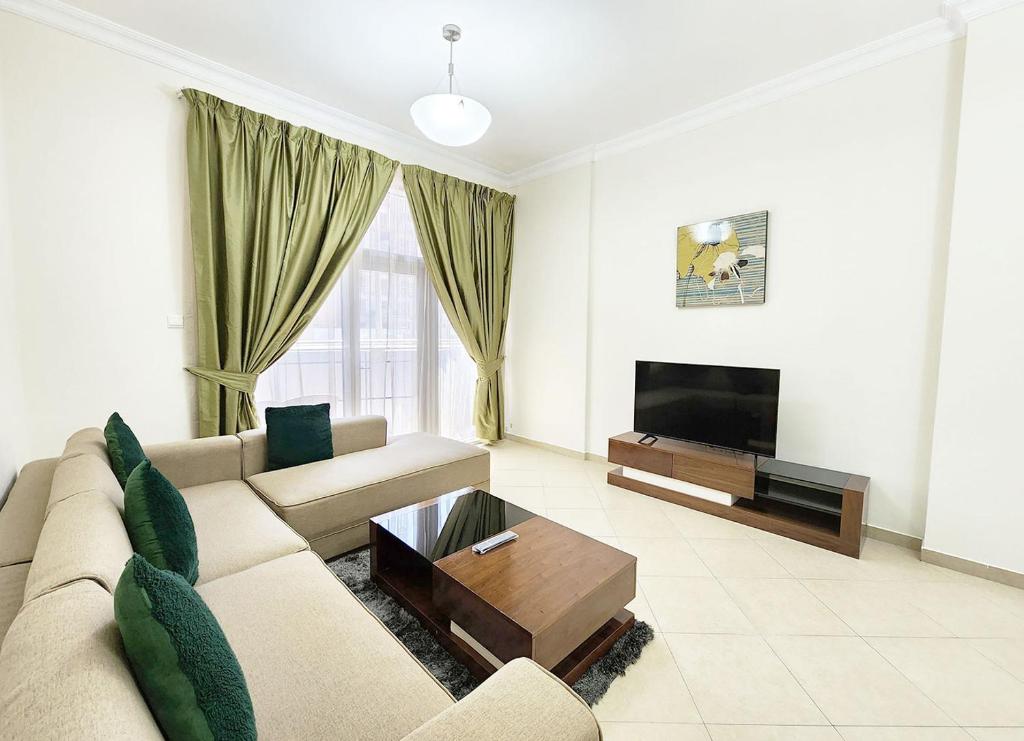 TV a/nebo společenská místnost v ubytování RH- Convenient 1BR, Central, Walk to Mall of Emirates, Al Barsha1