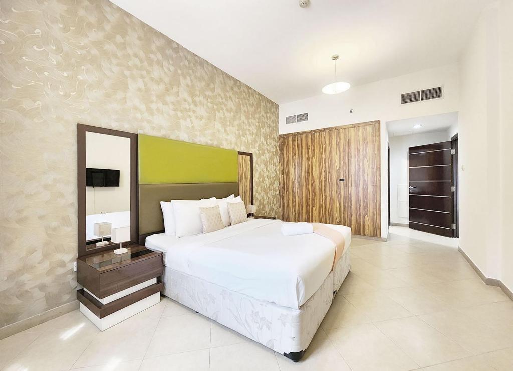 Postel nebo postele na pokoji v ubytování RH- Convenient 1BR, Central, Walk to Mall of Emirates, Al Barsha1