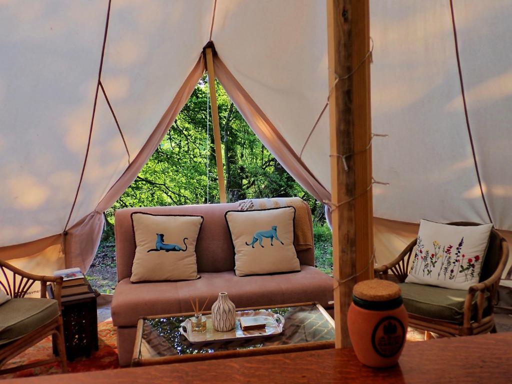 een woonkamer met een bank in een tent bij The Toad's pad in Tiverton