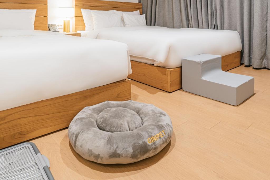 Postel nebo postele na pokoji v ubytování Heyy Seogwipo Hotel
