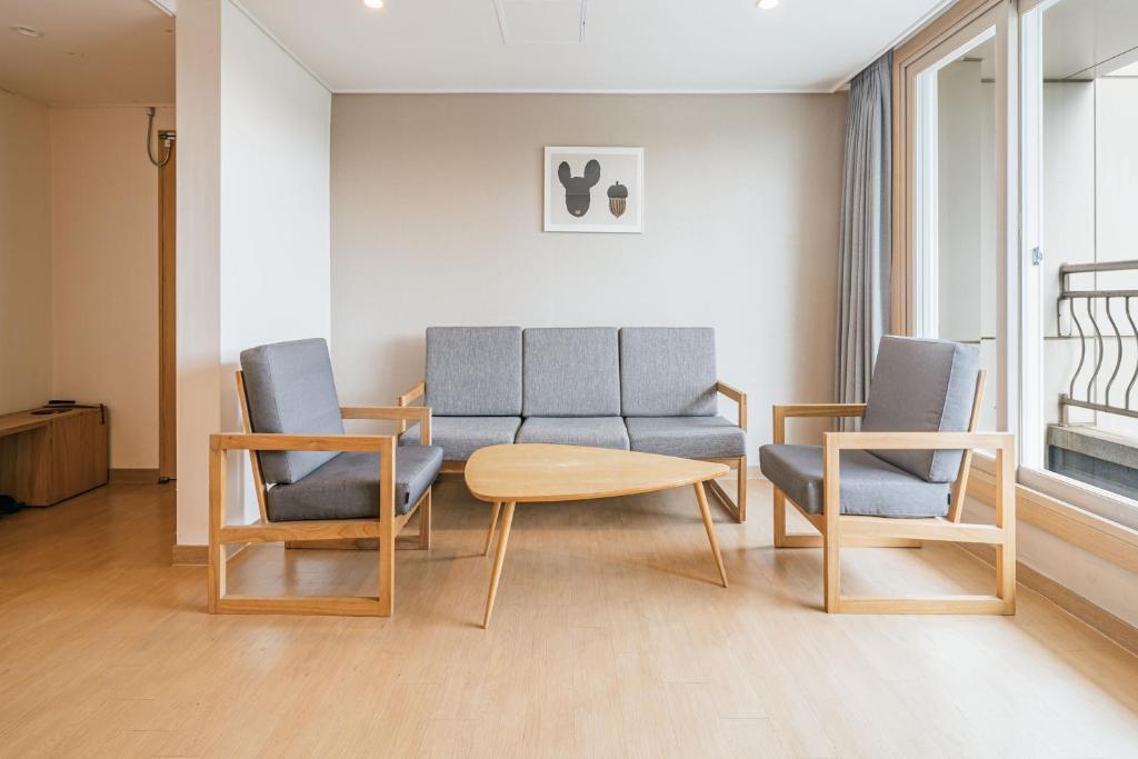 Posezení v ubytování Heyy Seogwipo Hotel